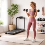 - Ženské telo počas cvičenia s rôznym fitness vybavením v posilňovni