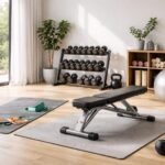 Osoba doma cvičí s fit pomôckami ako činky a švihadlo