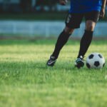 Osemročný Adrián ako brankár; futbalový nadšenec; sociálne siete s podporou rodičov.
